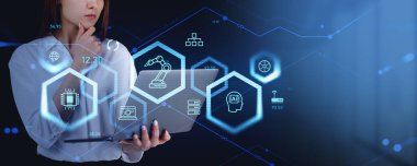 Dizüstü bilgisayarı olan bir kadın, fabrika ikonlarıyla sanal ekran hologramı, makine eğitimi ve robot endüstrisi. Mühendislik ve akıllı teknoloji kontrolü kavramı