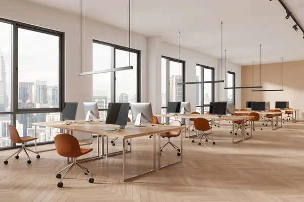 Büroloftausstattung Mit Computern Coworking Zone Mit Sesseln Und Schreibtisch Reihe — Stockfoto