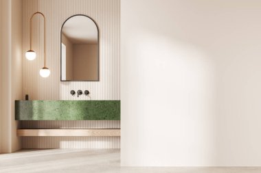 Bej duvarlı şık bir banyo ve üzerinde dikey ayna olan yeşil mermerden yapılmış rahat bir lavabo. Sağ taraftaki uzay duvarını kopyala. 3d oluşturma