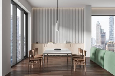 Yemek masası ve sandalyeli, dekoratif büfeli şık bir ev oturma odası. Bangkok gökdelenlerinde yeşil kanepe ve panoramik pencere. 3B görüntüleme