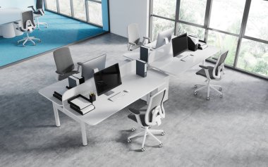 Birlikte çalışma ve cam konferans salonu, masa başında bilgisayar ve sıra dizilmiş koltuklar ile iş dünyasının en üst görüntüsü. Tropik bölgelerde panoramik pencere. 3B görüntüleme