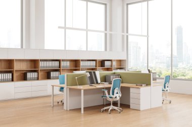 Masadaki bilgisayar masaüstüyle birlikte çalışan iç mekanın köşe görünümü, parke zemindeki belgelerle dolu raflar. Bangkok gökdelenlerinde panoramik pencereli beyaz çalışma alanı. 3B görüntüleme