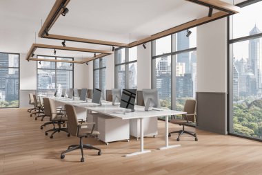 Beyaz ve gri duvarları olan modern açık uzay ofisinin köşesi, ahşap zemin ve bej sandalyeli bilgisayar masaları. 3d oluşturma