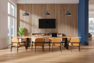 Beyaz ve ahşap duvarları, ahşap zemini, turuncu sandalyeli ve televizyonlu uzun konferans masası olan şık ofis odası. 3d oluşturma