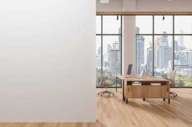 Beyaz duvarları, ahşap zemini, panoramik penceresi ve bej sandalyeli ahşap bilgisayar masaları olan şık bir açık uzay ofisi. Soldaki uzay duvarını kopyala. 3d oluşturma