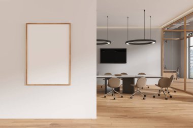 Beyaz iş odasının içinde tahta, sandalye ve televizyon var. Duvarda, parke zeminde. Gökdelenlerin panoramik pencereli konferans işyeri. Bölümdeki tuval posterini taklit et. 3B görüntüleme