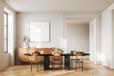 Beyaz ev oturma odası, ahşap büfe, ahşap döşeme. Yemek odası ve panoramik pencerenin yanında şık bir sanat dekorasyonu. Duvara çadır bezi posteri asın. 3B görüntüleme