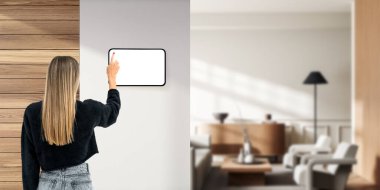 Kadın parmak dokunuşu tablet ekranı duvar bölmesinde, oturma odasının iç kısmında salon alanı var. Ev yönetimi kavramı, arayüz ve uzaktan kontrol