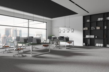 Beyaz duvarlı, halı döşeli modern açık uzay ofisinin köşesi turuncu sandalyeli ve saati gösteren bilgisayar masaları. 3d oluşturma