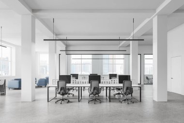 Beyaz duvarları, beton zemini, sütunları ve sıralı gri sandalyeli bilgisayar masaları olan şık bir açık uzay ofisi. 3d oluşturma