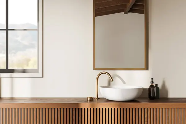 Beige Luksus Badeværelse Interiør Med Vask Træ Forfængelighed Med Gylden - Stock-foto