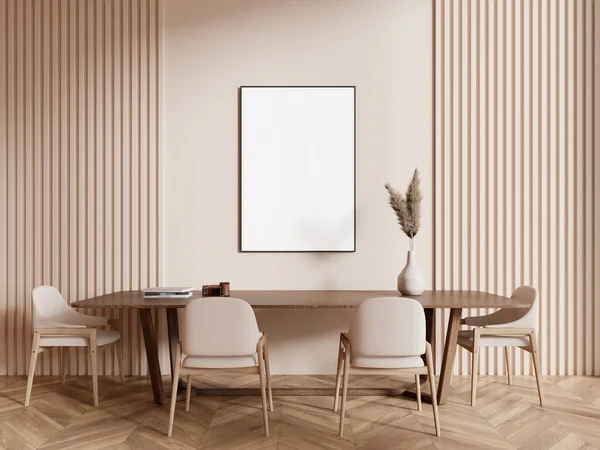 ベージュの壁 木の床 ベージュの椅子が付いている長い木のダイニング テーブルおよび縦のモックのポスターが付いている現代食堂の内部 3Dレンダリング — ストック写真