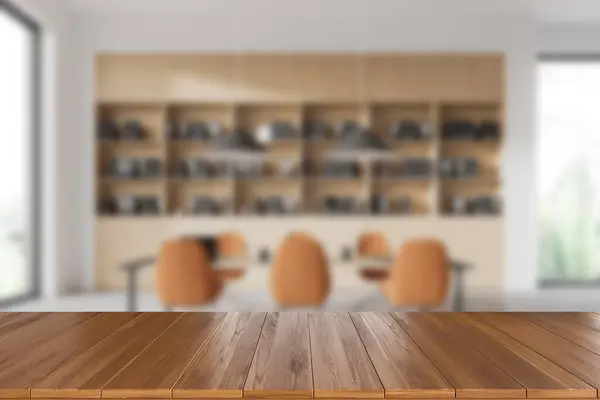 Interiér Konferenční Místnosti Dřevěný Stůl Pozadí Rozmazané Kanceláře Tabule Židle — Stock fotografie