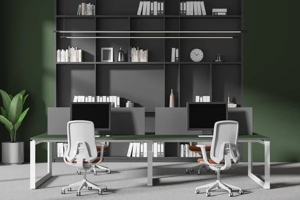 Interior Coworking Verde Com Poltronas Computadores Mesa Com Divisor Escritório — Fotografia de Stock