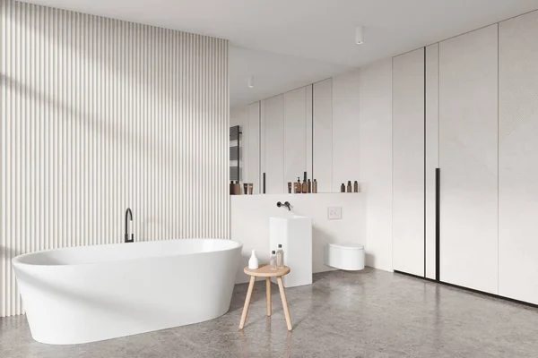 Luxuriöses Hotelbadezimmer Mit Wandhängender Toilette Waschbecken Mit Spiegel Und Badewanne — Stockfoto