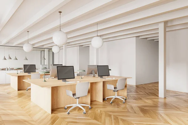 Çalışma ve cam toplantı odası, masa başında bilgisayar ve sıra sıra sandalyelerle iş içi manzarası. Modern mobilyaları ve teknolojisi olan işyeri salonu. 3B görüntüleme