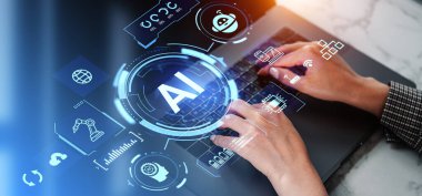 Dizüstü bilgisayarda yazı yazan kadın elleri, yapay zeka ikonlu sanal ekran hologramı. Sohbet robotu ve parıldayan dijital göstergeler. Makine öğrenme, programlama ve teknoloji kavramı