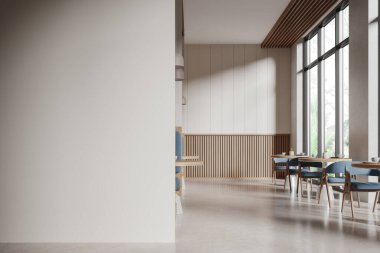 Samimi kafeteryanın içinde sıralanmış sandalye ve masalar, parlak beton zemin. Tropik bölgelerde panoramik pencereli şık bir kafe. Uzay duvarını kopyala. 3B görüntüleme