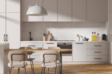 Bej ev mutfağı, yemek masası, sandalyeler, ahşap döşeme. Lüks yemek odası, raf ve mutfak gereçleri olan yemek dolabı. 3B görüntüleme