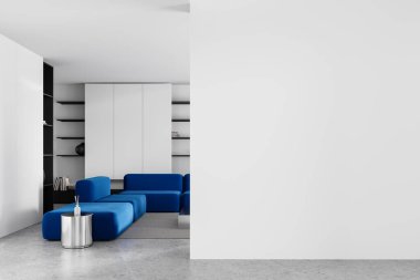 Beyaz, şık bir oturma odası, halı üzerinde kanepe, gri beton zeminde kitapları olan minimalist raf. Boşluğu kopyalamak için duvar bölümü boş. 3B görüntüleme