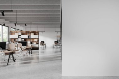 Modern ofis içi bilgisayarlarla birlikte çalışma masası, aydınlık beton zemin. Şık bir iş yeri ve panoramik pencere. Boşluk bölümünü kopyala. 3B görüntüleme