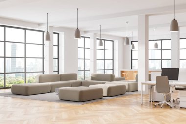 Çalışma ve dinlenme alanıyla iş yerinin iç tarafının köşesi. Bilgisayarlar, Bangkok gökdelenlerinin panoramik penceresinin yanındaki modüler kanepe. 3B görüntüleme