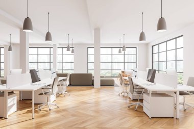 Beyaz ve ahşap ofis iç mimarisi ile birlikte çalışma ve dinlenme alanı. Bilgisayarlar, Bangkok gökdelenlerinin panoramik penceresinin yanındaki modüler kanepe. 3B görüntüleme