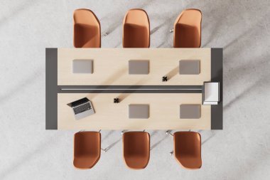 Konferans odasının iç manzarası kahverengi sandalyeler, masadaki dizüstü bilgisayarlar ve parlak beton zemin. Modern mobilyalarla minimalist müzakere alanı. 3B görüntüleme