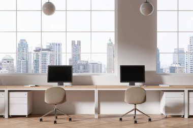 Çekmeceli, ahşap zeminli bilgisayarlarla birlikte çalışmak. Bangkok gökdelenlerinde panoramik pencereli ofis alanı. 3B görüntüleme