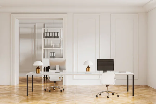 Weiße Luxuriöse Arbeitsplatzausstattung Mit Sesseln Computern Auf Schreibtisch Auf Hartholzboden — Stockfoto