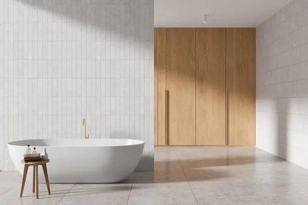 风格时尚的酒店浴室内部与浴缸和空瓷墙隔板 凳子与浴室配件在混凝土地板上 现代浴场和木制衣橱 3D渲染 — 图库照片