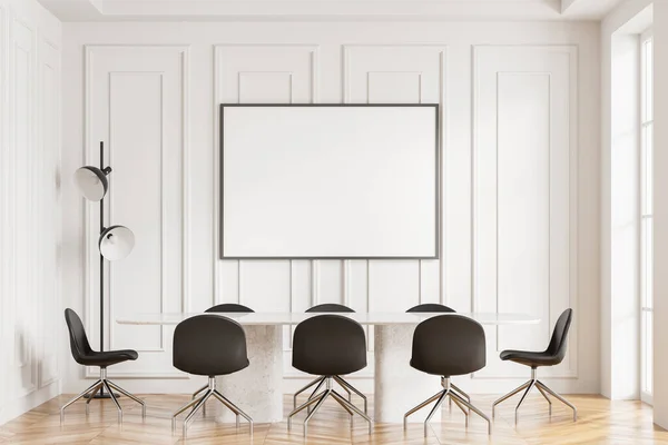 Klassisches Konferenzinterieur Mit Holzstühlen Und Steintisch Parkettboden Besprechungsraum Mit Stilvollem — Stockfoto