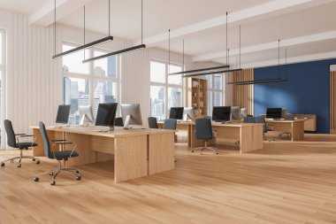 Bilgisayarlarla yan yana çalışma manzarası. Raflı, ahşap zemin. Bangkok gökdelenlerinde panoramik pencereli şık bir çalışma alanı. 3B görüntüleme