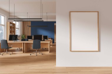 Masada ve rafta bilgisayar olan şık bir çalışma odası. Bangkok gökdelenlerinde panoramik pencereli bir iş yeri. Bölüme uzay tuval posterini kopyala. 3B görüntüleme