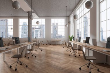Ofisin içinde sandalyeler ve bilgisayar masaüstü, ahşap döşeme. Raflı minimalist çalışma alanı, Bangkok gökdelenlerinin panoramik penceresi. 3B görüntüleme