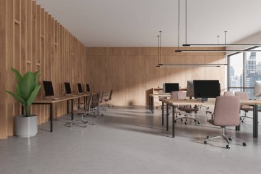 Ofisin iç kısımlarında bilgisayar var. Sıraya dizilmiş, beton zemin üzerinde oturuyorlar. Bangkok gökdelenlerinde panoramik pencereli şık bir çalışma alanı. 3B görüntüleme