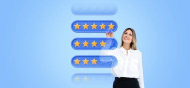 Neşeli genç bir kadın mavi arka planda beş yıldız veriyor. Ürün ve hizmet değerlendirmesi ve müşteri memnuniyeti kavramı