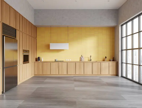 Dřevěný Žlutý Domácí Kuchyňský Interiér Dřezem Sporákem Skříň Nádobím Lednicí — Stock fotografie