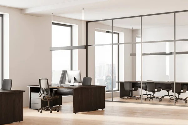 商业内部的角落景观 与同事和玻璃会议室 Pc计算机在办公桌和扶手椅排成一排 摩天大楼上的全景窗户 3D渲染 — 图库照片