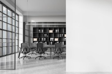 Konferans masası, koltukları ve siyah ahşap rafı olan modern bir ofis. Gökdelenlerin panoramik penceresi. Boşluğu kopyalamak için duvar bölümü boş. 3B görüntüleme