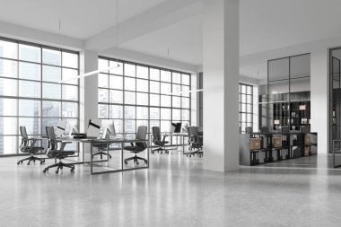 Beyaz duvarları, beton zemini, sütunları ve sıra sıra gri sandalyeli bilgisayar masaları olan şık bir açık uzay ofisi. 3d oluşturma