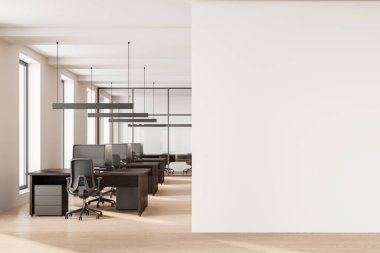 Beyaz iç mekan bilgisayar ve ahşap zemin. Panoramik pencereli ve cam toplantı odalı şık bir iş yeri. Boşluğu kopyalamak için duvar bölümü boş. 3B görüntüleme