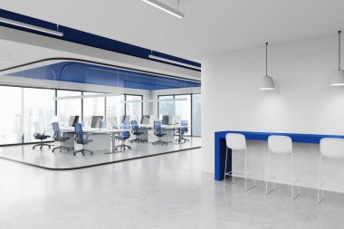 Ofis manzarası, cam çalışma odası, masa ve bar sandalyeleri. Bilgisayarlar masanın üstünde ve koltuklar sıra halinde. Singapur gökdelenlerinin panoramik penceresi. 3B görüntüleme