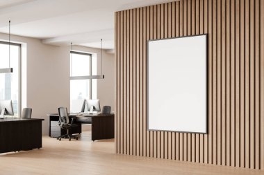 Çalışma alanının iç görünüşü koltuklu, bilgisayar yüklü bir masa ve ahşap zemin. Bangkok gökdelenlerinin panoramik penceresi. Tuvalin posterini hazırla. 3B görüntüleme