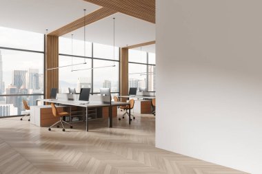 Ofis içi manzarası, masa başında bilgisayar, ahşap zemin. Kuala Lumpur 'da panoramik pencereli bir çalışma alanı. Boşluğu kopyalama bölümü boş. 3B görüntüleme