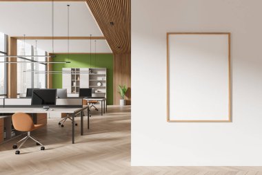 Masada ve rafta bilgisayar olan şık bir çalışma odası. Bangkok gökdelenlerinde panoramik pencereli bir iş yeri. Bölüme uzay posterini kopyala. 3B görüntüleme