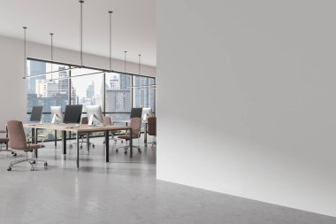 Ofisin iç tarafının köşesinde, masa başında bilgisayar ve beton zemin var. Bangkok gökdelenlerinde panoramik pencereli şık bir çalışma alanı. Boşluğu kopyalama bölümü boş. 3B görüntüleme