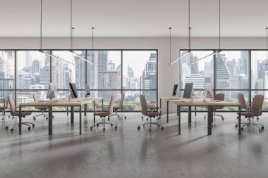 Beyaz duvarları, beton zemini, panoramik pencereleri ve bej sandalyeli sıralı bilgisayar masaları olan şık bir açık uzay ofisi. 3d oluşturma