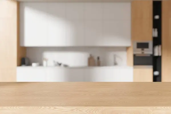 Kaliteli Mutfağının Bulanık Arka Planında Boş Ahşap Masa Dolap Mutfak — Stok fotoğraf