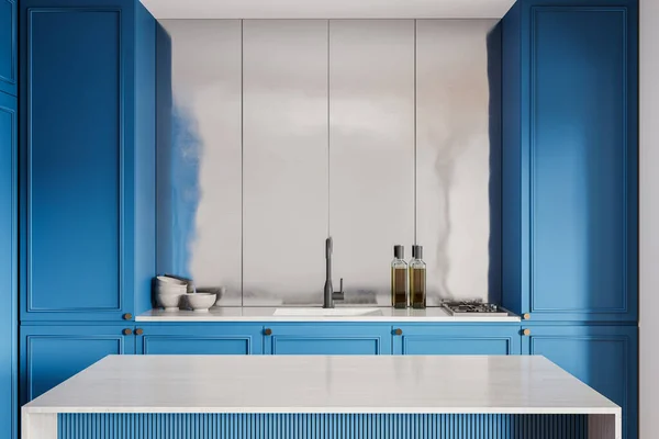 Modrý Bílý Domácí Kuchyňský Interiér Kamenným Pultem Umyvadlem Sporákem Nádobím — Stock fotografie